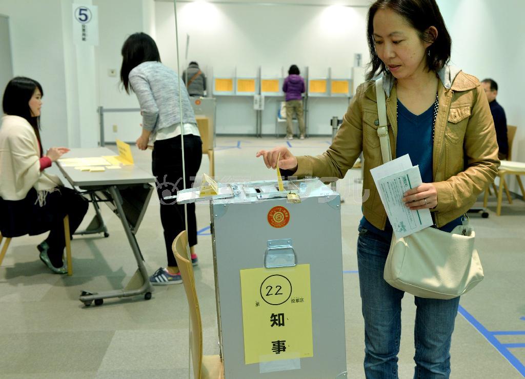 神奈川県知事選の投票をする有権者＝２０１５年４月１２日、神奈川県横浜市（栗橋隆悦撮影）