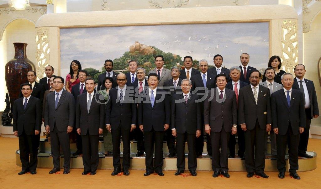 中国が主導するアジアインフラ投資銀行（ＡＩＩＢ）設立の了解覚書に署名する国の財務相らと写真に収まる習近平・中国国家主席（中央）＝２０１４年１０月２４日、中国・首都北京市西城区の人民大会堂（ロイター）