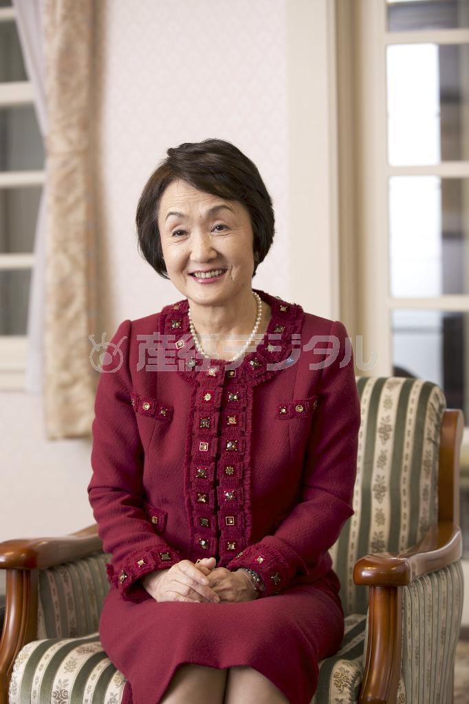 学生記者のインタビューを受ける林文子（はやし・ふみこ）横浜市長＝２０１５（平成２７）年、神奈川県横浜市（中西裕人撮影）