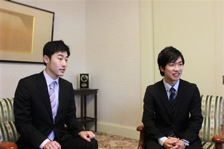 林文子（はやし・ふみこ）横浜市長に直撃インタビューをする学生記者の石川俊さん（左）と山本聖さん＝２０１５（平成２７）年２月２６日、神奈川県横浜市（有志学生記者提供）