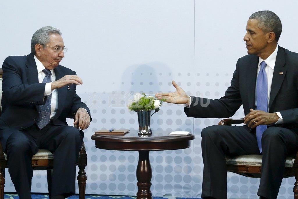 ４月１１日、首都パナマ市での首脳会談で握手を交わそうとするバラク・オバマ米大統領（右）とキューバのラウル・カストロ国家評議会議長。「歴史的な会談」の演出は、抑制的でややぎこちなかった＝２０１５年、パナマ（ロイター）