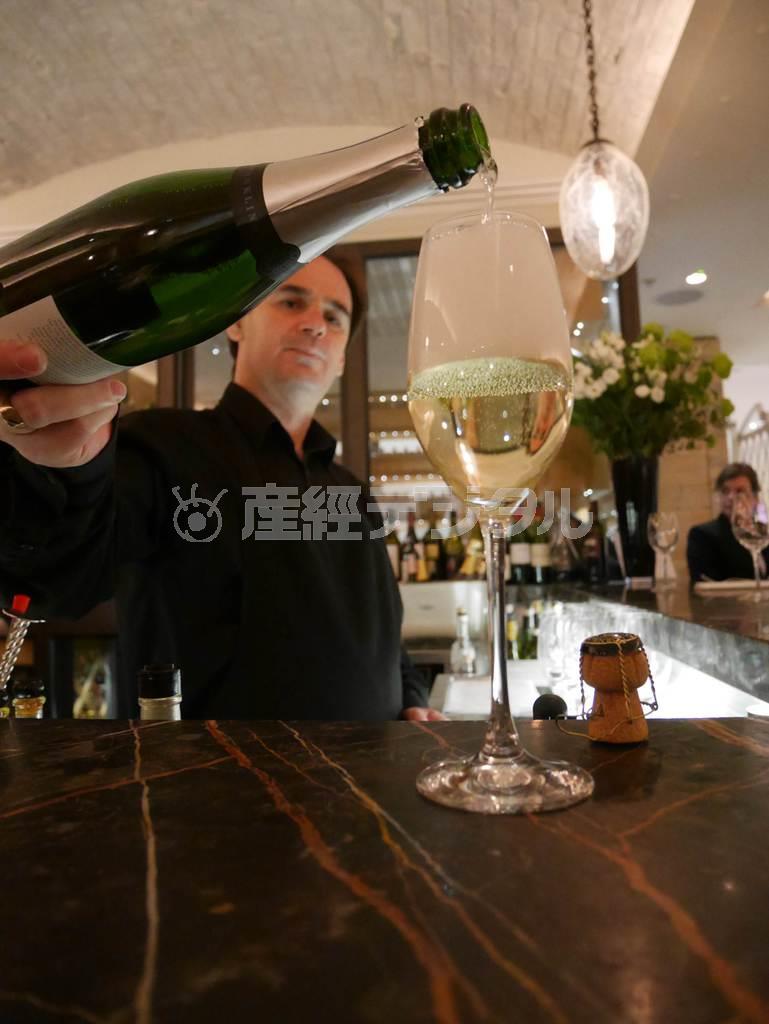 首都ロンドンの老舗百貨店フォートナム＆メイソンのバーで、英国産のスパークリングワインを次ぐバーテンダー＝２０１５年４月８日、英国（内藤泰朗撮影）