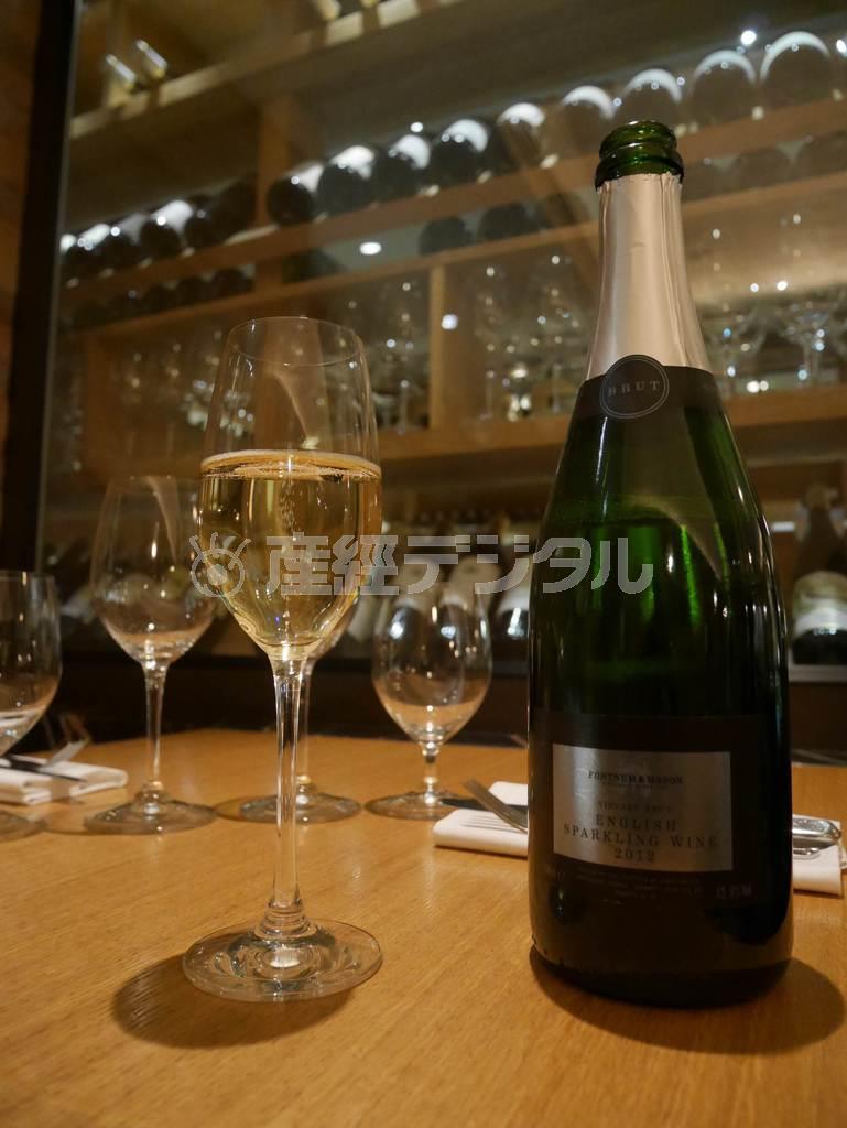 英国産のスパークリングワインは、シャンパンのようなブランドを確立することができるのか。新たな挑戦が始まっている＝２０１５年４月８日、英国・首都ロンドン（内藤泰朗撮影）