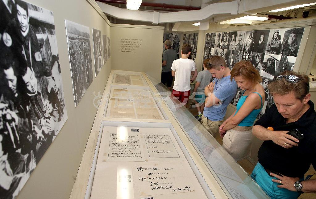 ハワイ・オアフ島の真珠湾の戦艦ミズーリで特攻企画展が始まり、多くの市民らが特攻隊員の遺書や軍服などに見入った＝２０１５年４月１１日、米ハワイ州（鈴木健児撮影）
