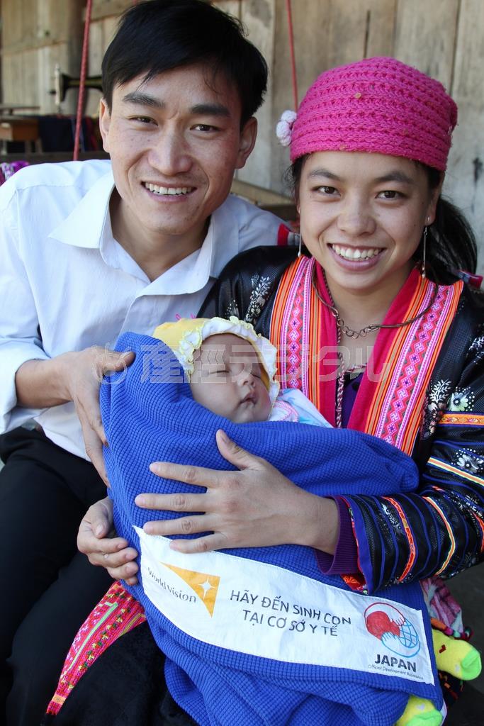 子供の誕生を喜ぶ若いお父さんとお母さん＝２０１４年１２月１９日、ベトナム・ディエンビエン省（ワールド・ビジョン・ジャパン撮影）