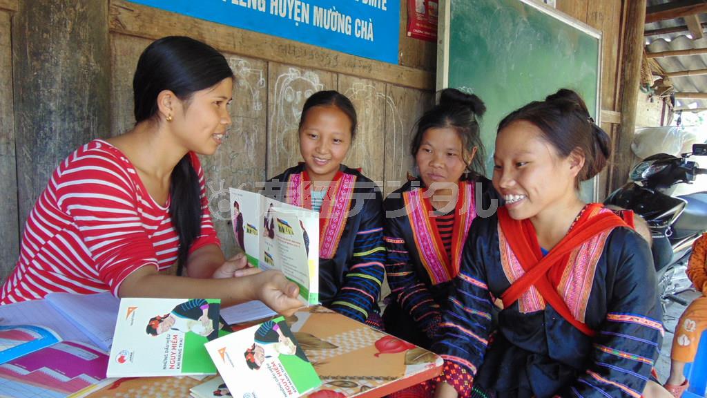 助産師による啓発活動の様子＝２０１４年９月１６日、ベトナム・ディエンビエン省（ワールド・ビジョン・ジャパン撮影）
