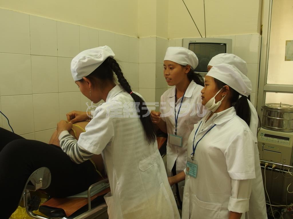 村落出産介助者の研修＝２０１４年１０月１４日、ベトナム・ディエンビエン省（ワールド・ビジョン・ジャパン撮影）