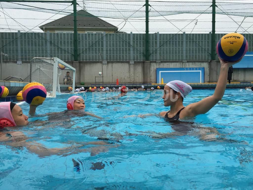 得点に人一倍強くこだわって練習を続けているという中野由美さん（右）＝２０１５年４月４日、東京都内（本人提供）