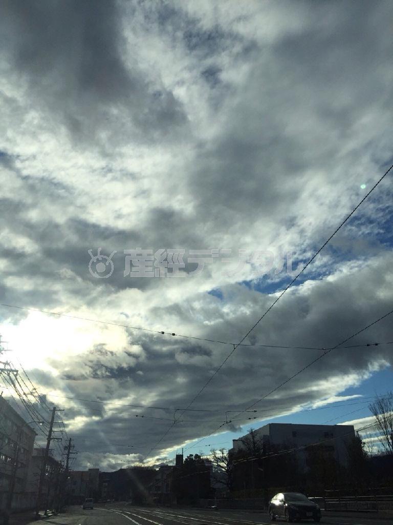 沈みゆく太陽は別離の思いを鈍らせます（長塚圭史さん撮影）