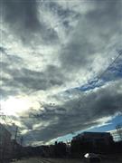 沈みゆく太陽は別離の思いを鈍らせます（長塚圭史さん撮影）