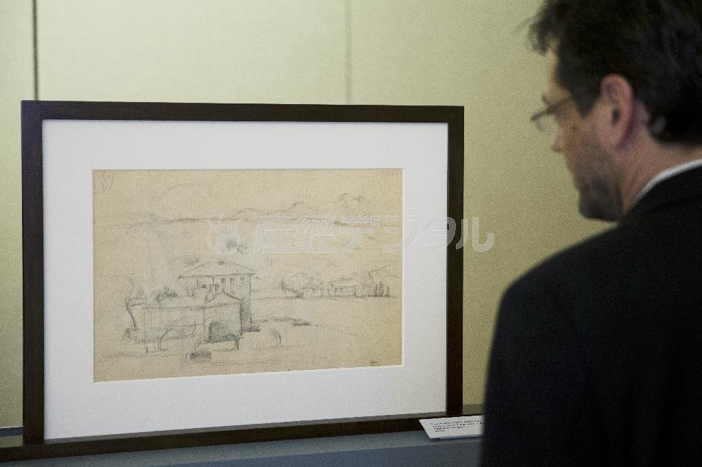 仏画家、ポール・ゼザンヌ（１８３９～１９０６年）の２点の水彩画の裏側から最近見つかった石墨で書かれたスケッチ＝２０１５年４月８日、米ペンシルベニア州フィラデルフィア（ＡＰ）