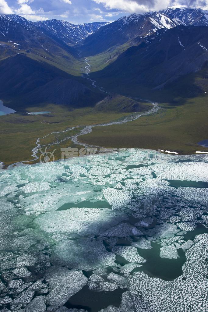 ブルックス山脈最大の湖、シュレイダー湖。分厚い氷も白夜の日差しで融けてゆく＝２０１４年７月５日、米アラスカ州（松本紀生さん撮影）