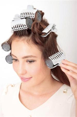 髪をブロッキングする際はワイドクリップを使用して止めておくと便利