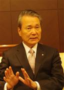 インタビューに応じる日本生命保険の筒井義信社長