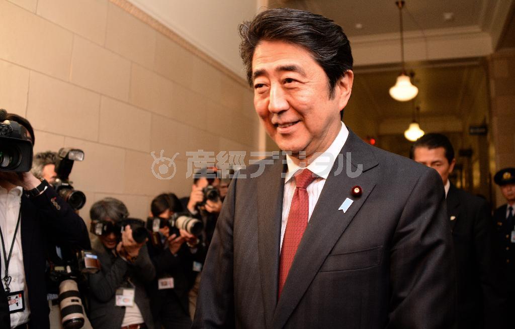 ４月１３日午後、自民党役員会に臨む安倍晋三（しんぞう）首相。統一地方選前半戦の勝利を受け、思わず頬も緩んだ＝２０１５年、国会内（酒巻俊介撮影）