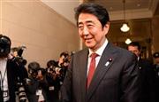 ４月１３日午後、自民党役員会に臨む安倍晋三（しんぞう）首相。統一地方選前半戦の勝利を受け、思わず頬も緩んだ＝２０１５年、国会内（酒巻俊介撮影）