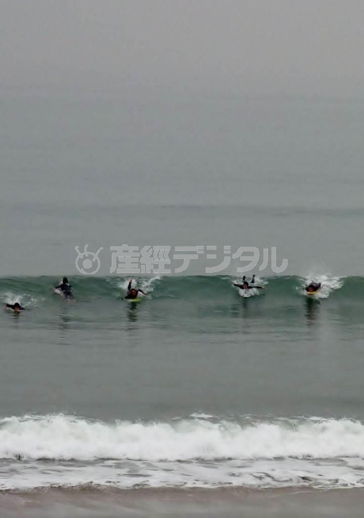 海辺はまだ風が肌寒く＝２０１５年４月５日、神奈川県鎌倉市・由比ガ浜