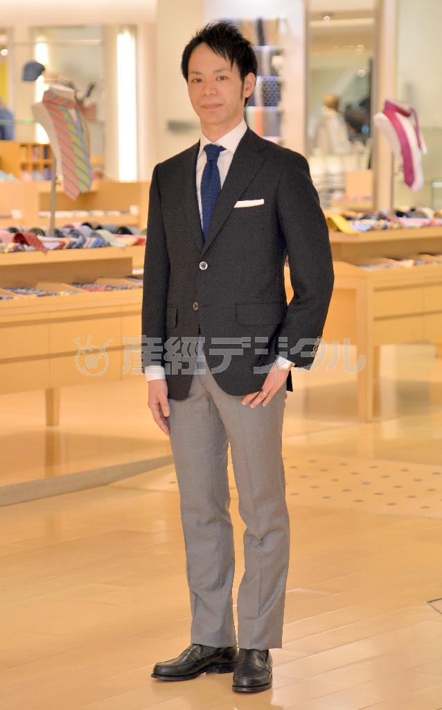 紺のジャケット（アトリエメイド、５万円）に白いシャツ（フェアファクスの松屋オリジナル、１万３０００円）、グレーのスラックス（スベラガンバの松屋オリジナル、１万９０００円）、白のポケットチーフ（フェアファクス、４０００円）と定番スタイルには、通年使えて持ち運びに便利な二ットタイ（アスコット、１万１０００円）でＴＰＯを意識して。ローファー靴（チーニー、５万７０００円）ですっきりとまとめよう＝２０１５年４月１日、東京都中央区銀座（三尾郁恵撮影）