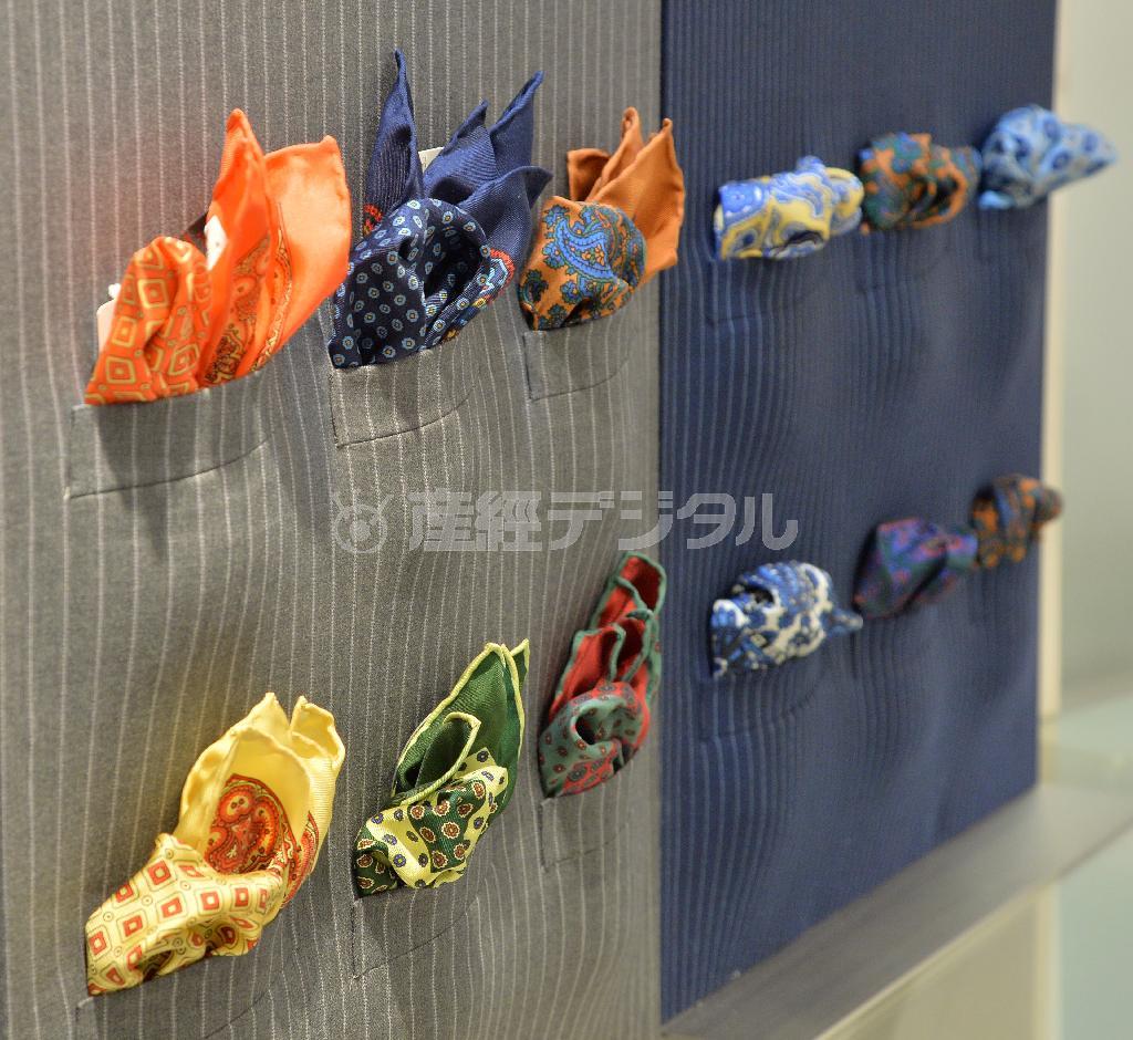 ポケットチーフはＴＰＯに合わせて差し込み方が異なる。パーティーなどでは「フィオーレ」（手前）でチーフのすその半分を出す。ややフォーマルな集まりではフィオーレの穂先をたたむ「パフド」（奥）で。どんな模様が表に出るかも考えてみよう＝２０１５年４月１日、東京都中央区銀座（三尾郁恵撮影）