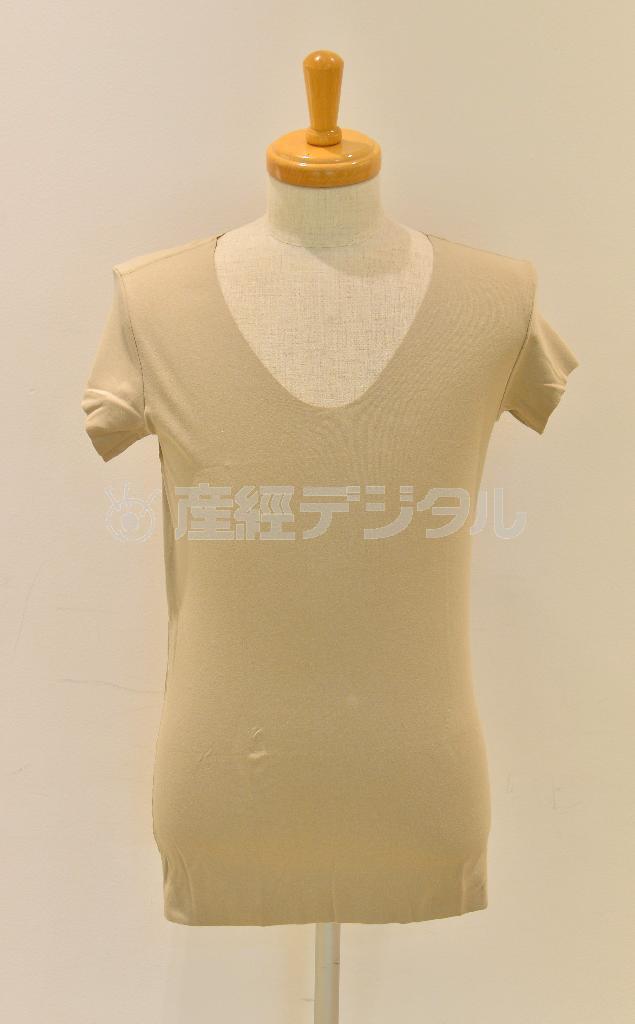 ＳＥＥＫの肌着（２８００円）は高級綿素材の襟ぐりを排した切りっぱなしの仕立て。肌着の首輪が透けて見える「ツキノワグマ状態」になる心配は不要＝２０１５年４月１日、東京都中央区銀座（三尾郁恵撮影）