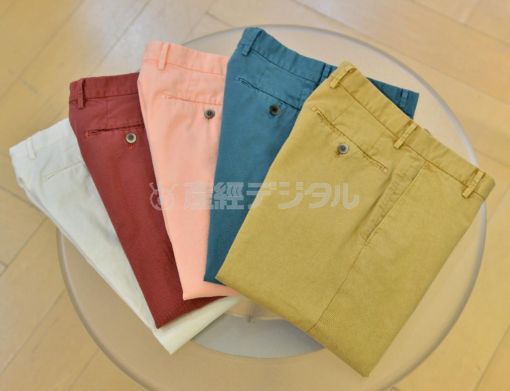 カルツォーニのコットンパンツ（各１万９０００円）は白、カーキ、ブルー、ピンクなど多彩な色がそろう。オフでは思い切ってピンクに挑戦してみても＝２０１５年４月１日、東京都中央区銀座（三尾郁恵撮影）