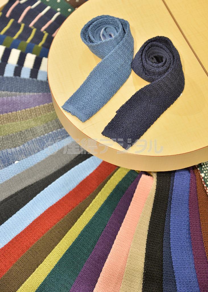 シルク製の二ットタイ各種（９０００円から）は持ち運びしやすく、キチンと感もあって通年使えるリーズナブルなアイテム。何本かそろえて楽しもう＝２０１５年４月１日、東京都中央区銀座（三尾郁恵撮影）