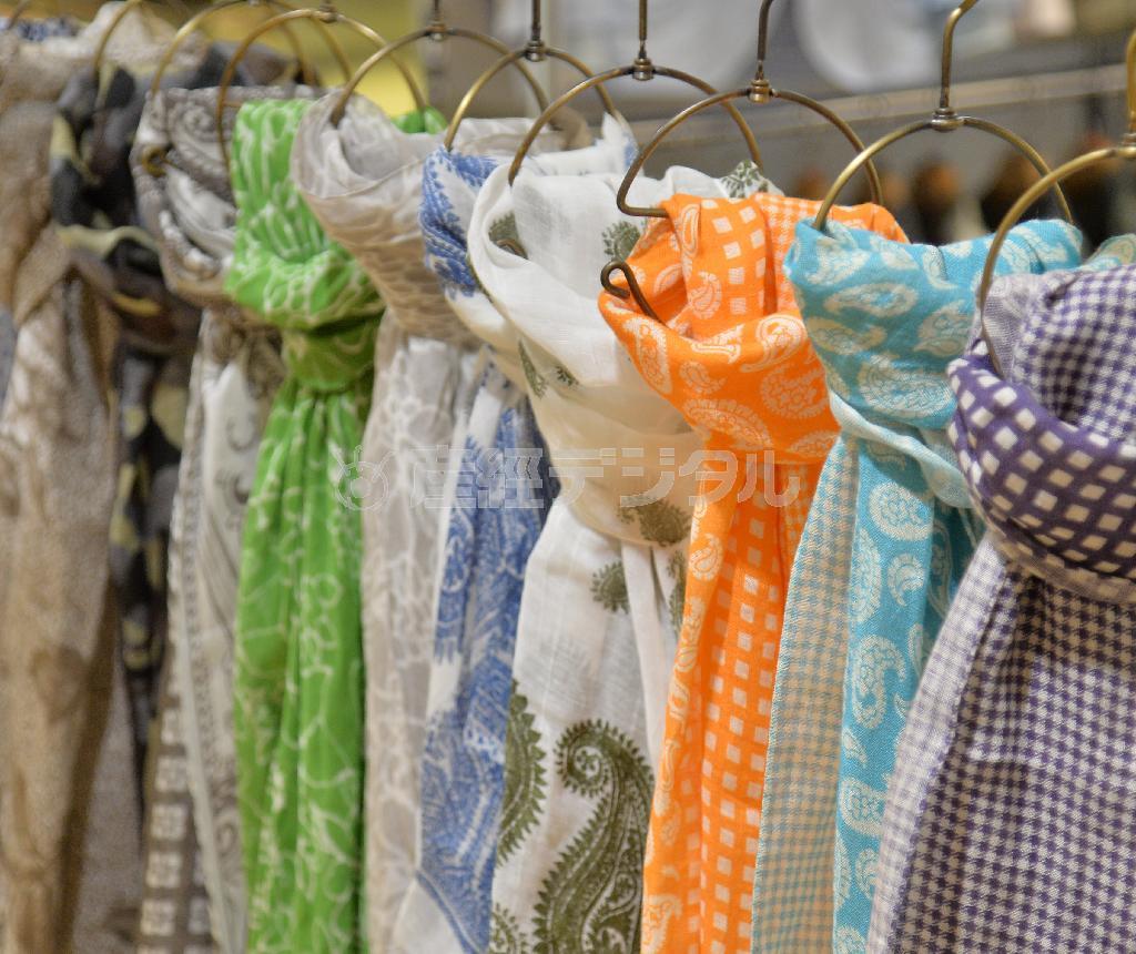 冷房が効いた室内でも活躍しそうな夏用ショールの数々。麻素材ほか（１万３０００円～）カラフルなデザインがそろっている。首にシンプルにふんわり巻くのがトレンド＝２０１５年４月１日、東京都中央区銀座（三尾郁恵撮影）