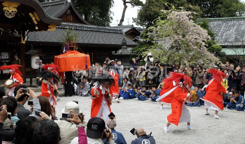 やすらい祭で、赤毛や黒毛のかぶり物をして鬼となり、舞いを披露する少年たち＝２０１５年４月１２日午後、京都市北区の今宮神社（田中幸美撮影）