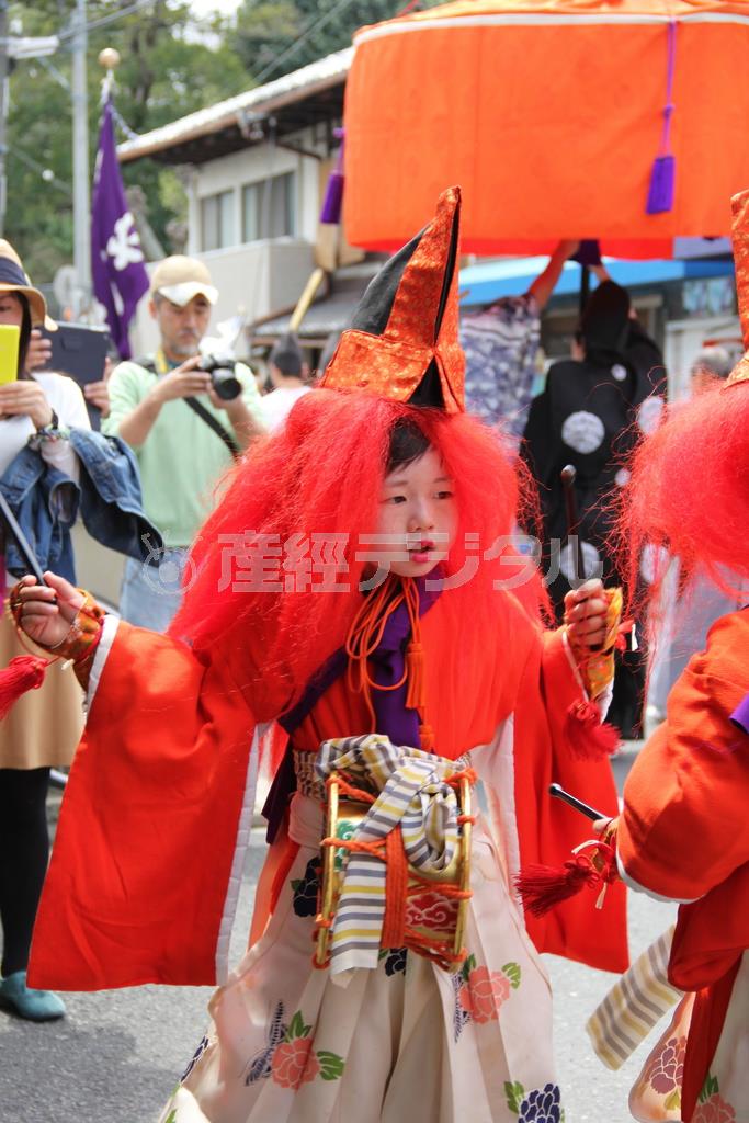 「かんこ」と呼ばれる小鬼役は、小学２、３年生の少年が務める。愛らしい舞いに「かわいい」の声が飛ぶ＝２０１５年４月１２日午後、京都市北区（田中幸美撮影）