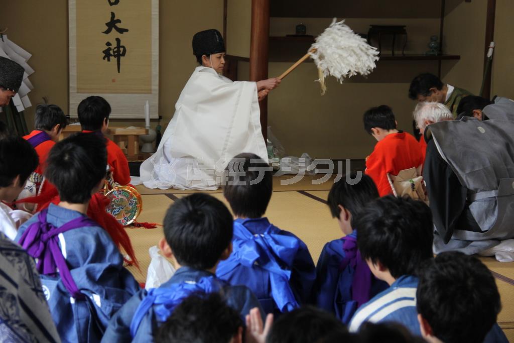 行列の出発前には、今宮神社の神職からおはらいを受けた＝２０１５年４月１２日、京都市北区（田中幸美撮影）