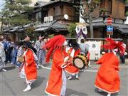 家の前で太鼓や鉦（かね）を打ち鳴らし、飛び跳ねながら舞いを披露する鬼役の少年たち＝２０１５年４月１２日、京都市北区紫野上野町（田中幸美撮影）