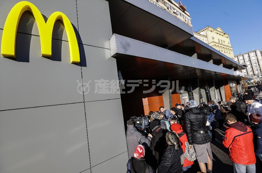 昨年８月に一時閉鎖に追い込まれた後、１１月に営業を再開したマクドナルドのロシア１号店＝２０１４年１１月２０日、ロシア・首都モスクワ（タス＝共同）