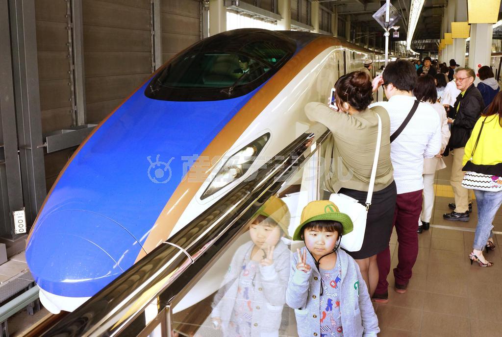 金沢駅で北陸新幹線の新型車両を撮影する人たち＝２０１５年４月１２日、石川県金沢市