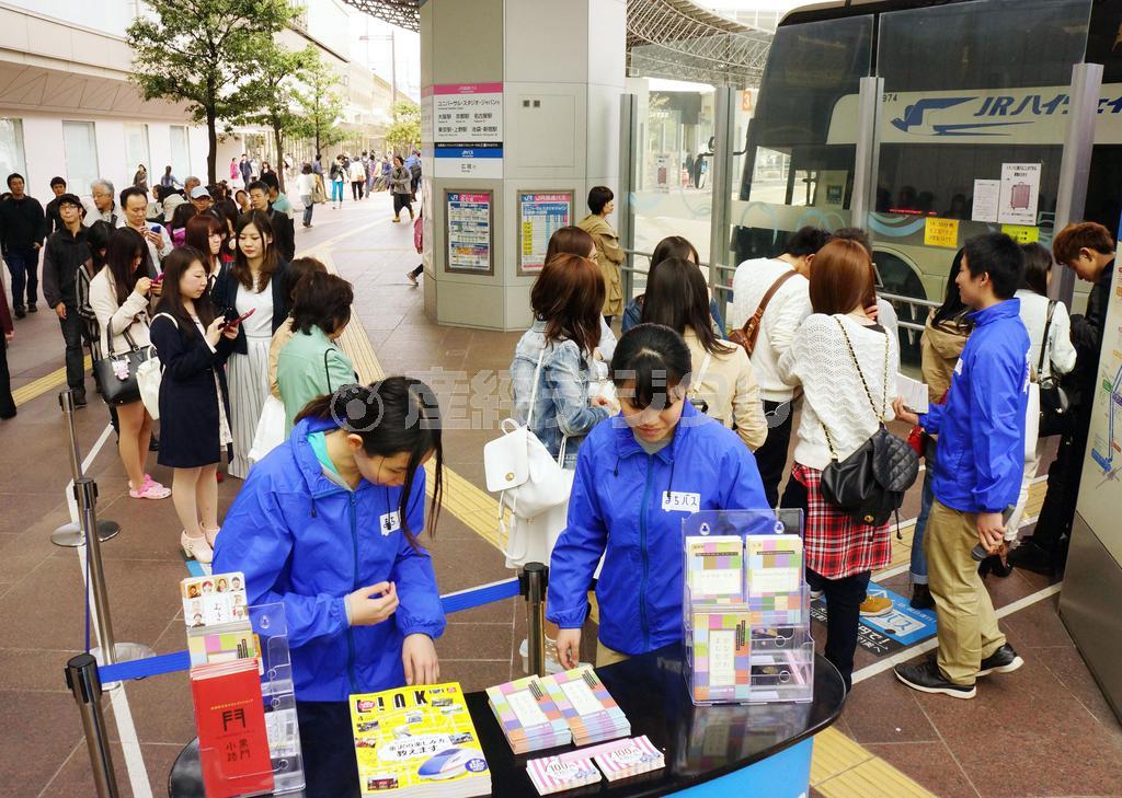 金沢駅前の観光地周遊バス乗り場に並ぶ人たち＝２０１５年４月１２日、石川県金沢市