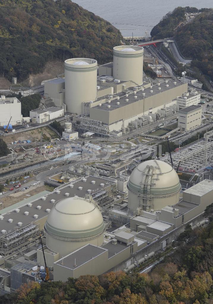 福井地裁が再稼働を認めない仮処分を下した関西電力高浜原発３号機（手前右）、４号機（手前左）＝２０１４年１１月２７日、福井県大飯郡高浜町（本社ヘリから撮影）
