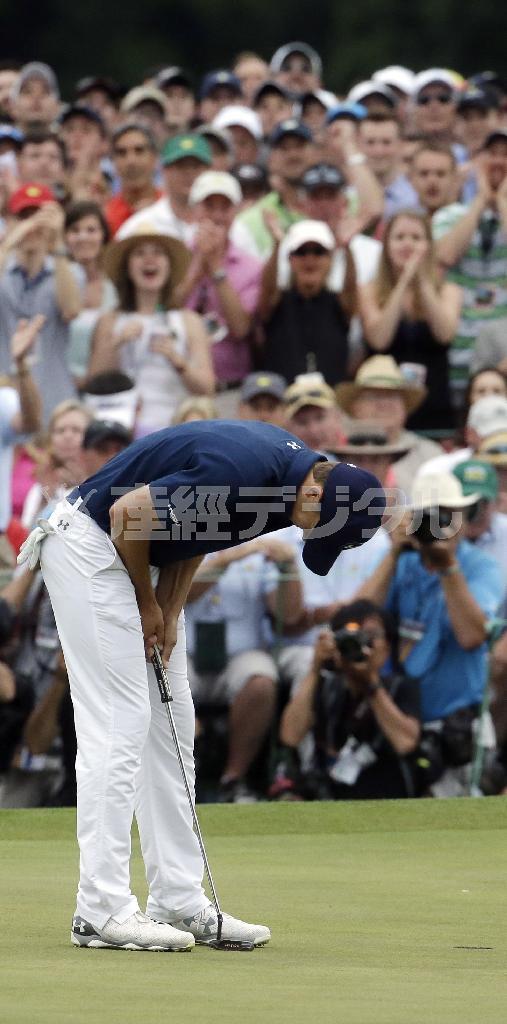 最終日１８番でウイニングパットを決め、万感の思いで腰を折るジョーダン・スピース。テキサスの先輩、ベン・クレンショーの名シーンを思いだす＝２０１５年４月１２日、米ジョージア州オーガスタ（ＡＰ）