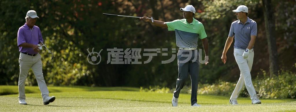 練習ランドで深い緑の１３番を歩く３人。（左から）ベン・クレンショー、タイガー・ウッズ、そして大会を制したジョーダン・スピース＝２０１５年４月８日、米ジョージア州オーガスタ（ロイター）