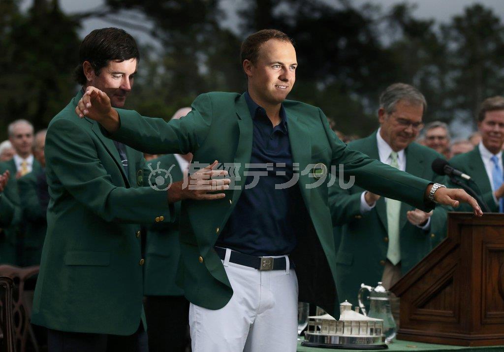 夢のグリーンジャケットを昨年の覇者、ババ・ワトソンに着せてもらうジョーダン・スピース＝２０１５年４月１２日、米ジョージア州オーガスタ（ロイター）