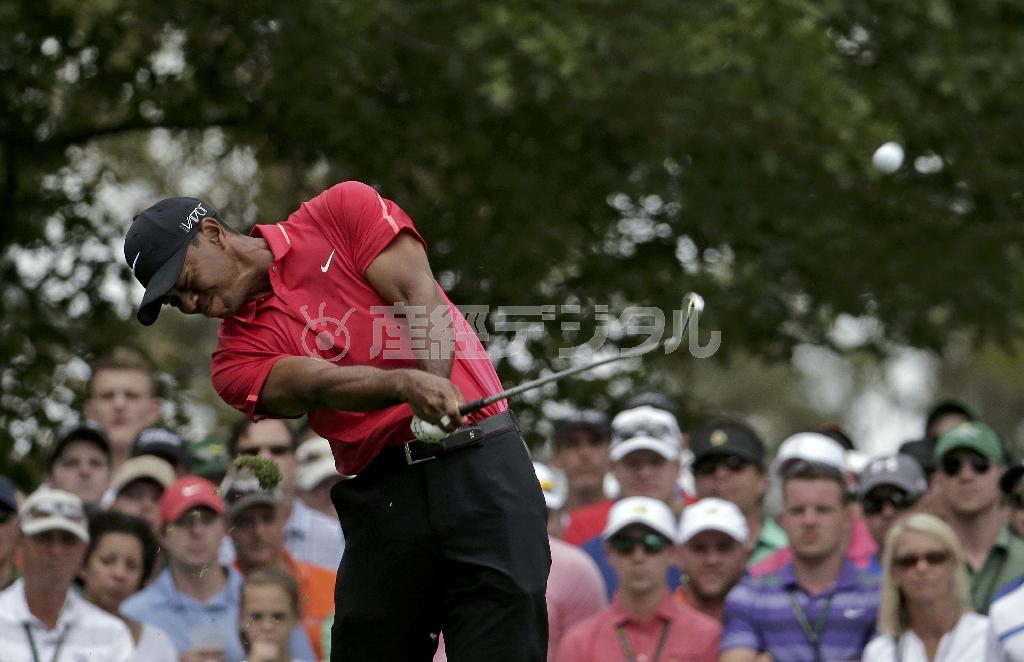 これが復帰戦のタイガー・ウッズ。マスターズにはやはり赤い勝負服の彼が必要だ＝２０１５年４月１２日、米ジョージア州オーガスタ（ＡＰ）