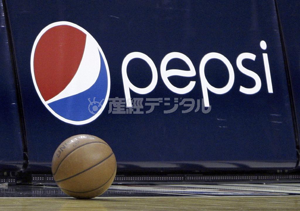 ペプシコーラのロゴの前に転がるバスケットボール＝２００９年１０月７日、米フロリダ州オーランド（ＡＰ）