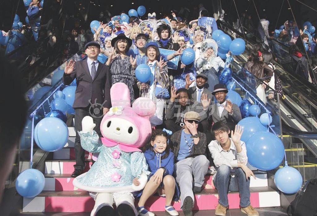 「原宿・表参道・青山を青く染める！」を合言葉に５カ所で開催された「Ｗａｒｍ＿Ｂｌｕｅ＿Ｄａｙ＿２０１５」の多彩なイベント＝２０１５年４月２日、東京都内（提供写真）