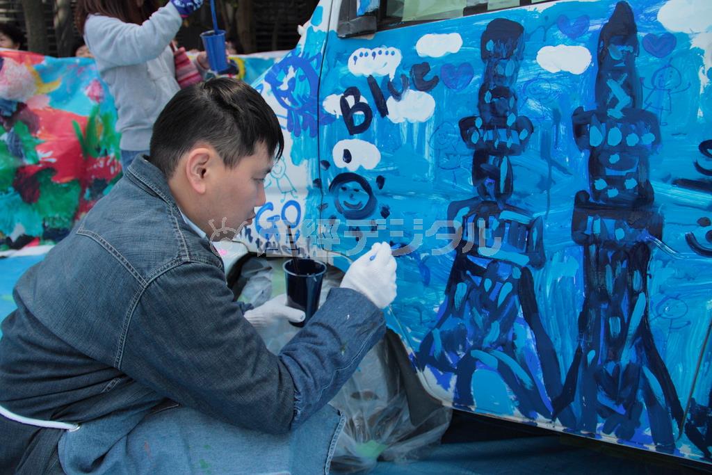 「原宿・表参道・青山を青く染める！」を合言葉に５カ所で開催された「Ｗａｒｍ＿Ｂｌｕｅ＿Ｄａｙ＿２０１５」の多彩なイベント＝２０１５年４月２日、東京都内（提供写真）