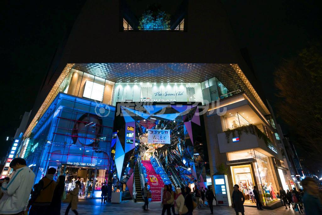 「原宿・表参道・青山を青く染める！」を合言葉に５カ所で開催された「Ｗａｒｍ＿Ｂｌｕｅ＿Ｄａｙ＿２０１５」の多彩なイベント＝２０１５年４月２日、東京都内（小野寺宏友さん撮影、提供写真）