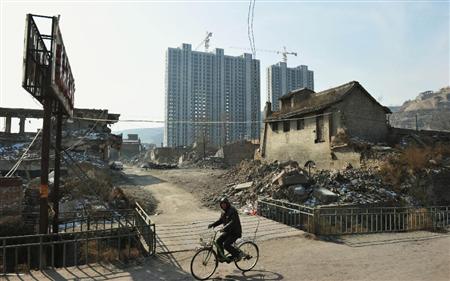 資金調達が困難となり、建設が停滞した開発区＝２月、中国山西省（共同）