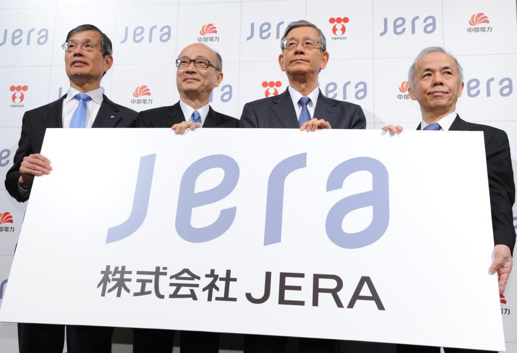 東京電力と中部電力の新会社「ジェラ（ＪＥＲＡ）」設立発表会見で、社名の入ったボードを持つ左から中部電力の水野明久社長、ジェラ社長に就任する垣見祐二氏、同会長に就任する内藤義博氏、東京電力の広瀬直己社長＝１５日、東京都千代田区