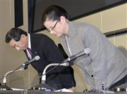 記者会見を終え、一礼する日本マクドナルドＨＤのサラ・カサノバ社長（右）と下平篤雄副社長＝１６日午後、東京・日本橋兜町の東京証券取引所