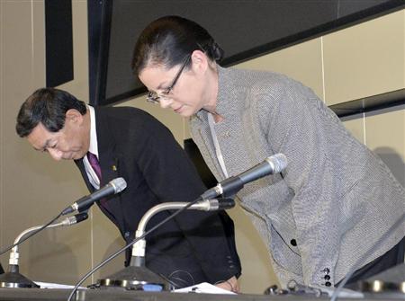 記者会見を終え、一礼する日本マクドナルドＨＤのサラ・カサノバ社長（右）と下平篤雄副社長＝１６日午後、東京・日本橋兜町の東京証券取引所