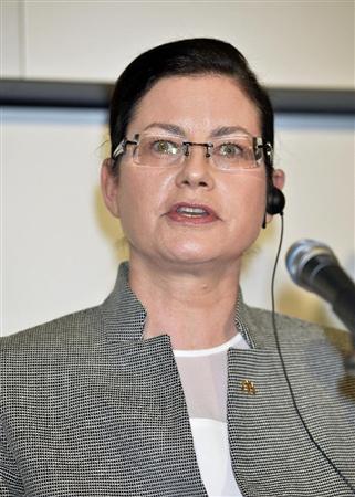 ２０１５年１２月期の連結決算について、記者会見する日本マクドナルドＨＤのサラ・カサノバ社長＝１６日午後、東京・日本橋兜町の東京証券取引所