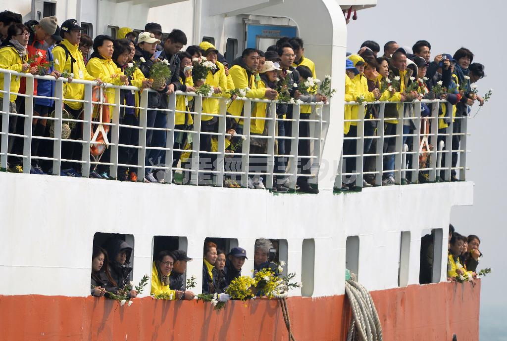 旅客船「セウォル号」沈没事故から１年を前に、献花のため現場海域を訪れた遺族ら＝２０１５年４月１５日、韓国南西部の珍島沖（共同）