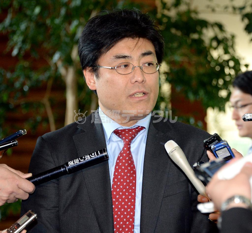 安倍晋三（しんぞう）首相との面会を終え、記者団の質問に答える産経新聞の加藤達也前ソウル支局長＝２０１５年４月１５日午前、首相官邸（酒巻俊介撮影）